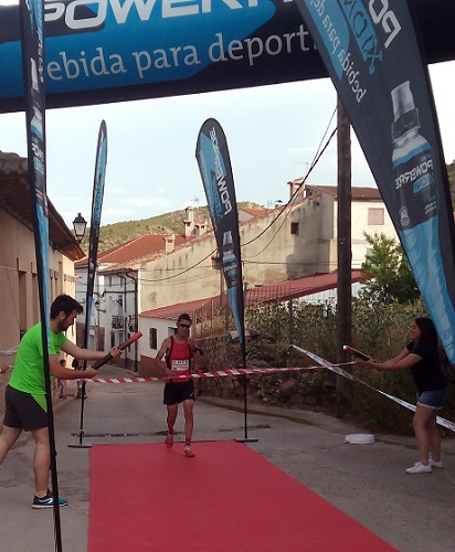 El vencedor, Francisco Javier Barea, hace su entrada en la línea de meta.